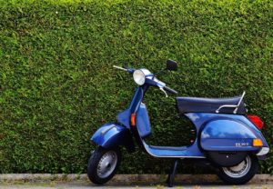 Scooter vespa bleu