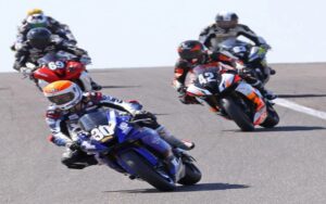 Les équipements requis pour la compétition en moto
