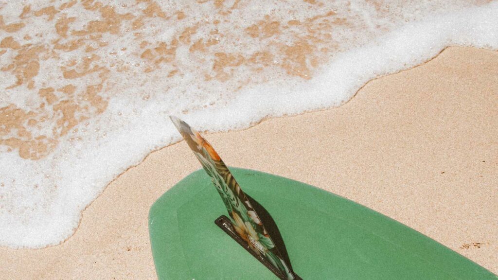 planche de surf sur la plage