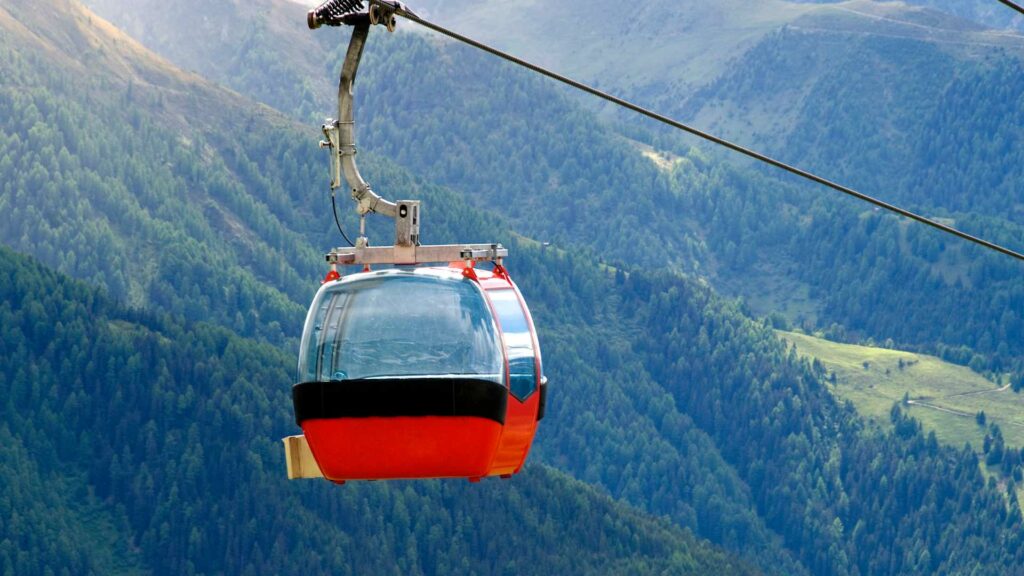 téléphérique dans les montagnes