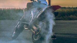 Moto entrain de rouler