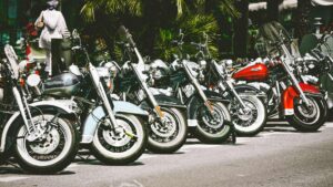 plusieurs motos alignés