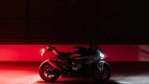 Moto avec des néons rouge