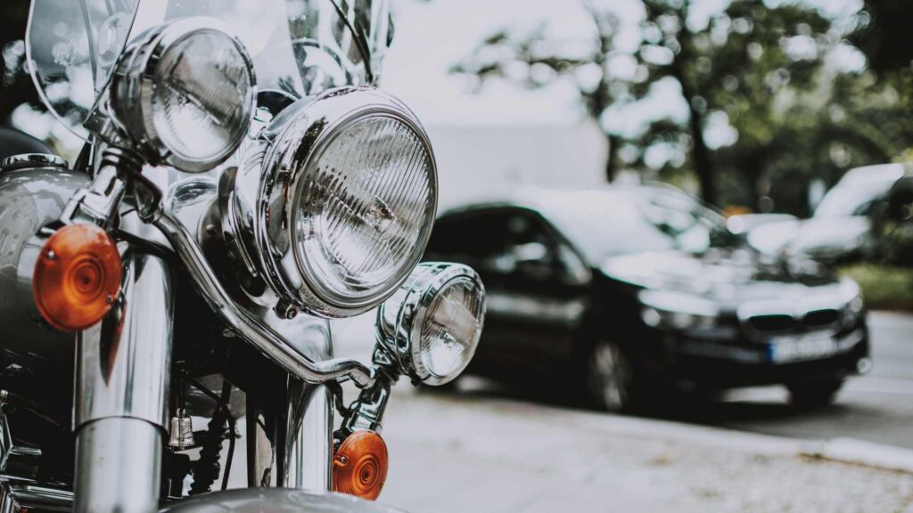moto derrière une voiture