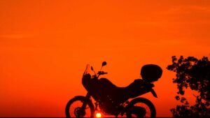 moto au coucher de soleil