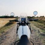 moto dans un champs