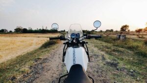 moto dans un champs