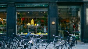 vélo garé devant un magasin