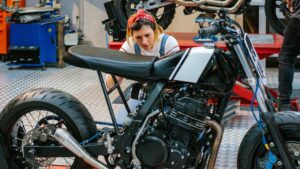 moto dans un garage