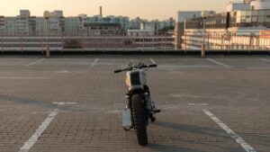 moto sur un parking