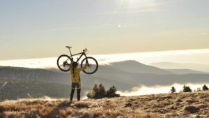 cycliste qui porte son vélo