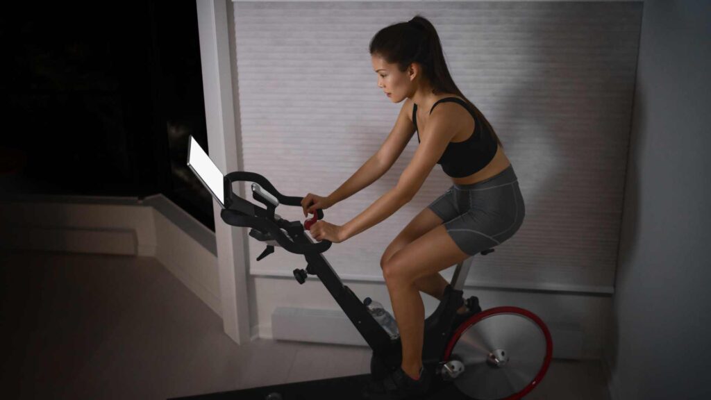 femme qui fait du vélo d'appartement