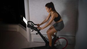 femme qui fait du vélo d'appartement