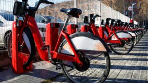 vélo rouge en partage