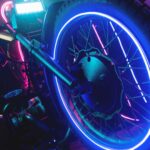 roue d'une moto avec des néons