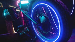 roue d'une moto avec des néons