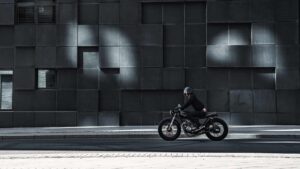 moto sur fond noir