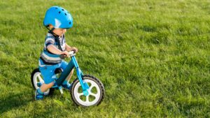 enfant qui fait du vélo