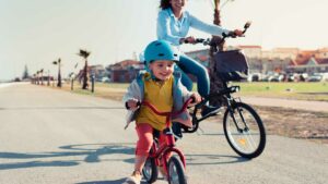 enfant qui fait du vélo