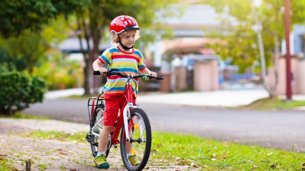 enfant qui fait du vélo