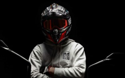 Comment le port du casque réduit-il les risques sur la route?