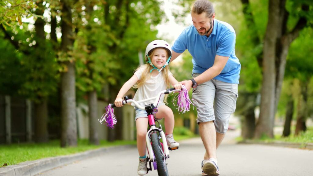 enfant qui fait du vélo