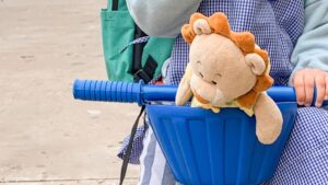 enfant qui fait du vélo